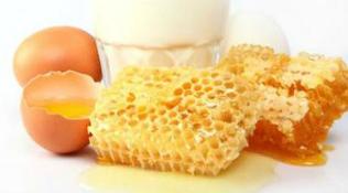 Mascarilla de huevo y miel para rejuvenecer la piel del rostro